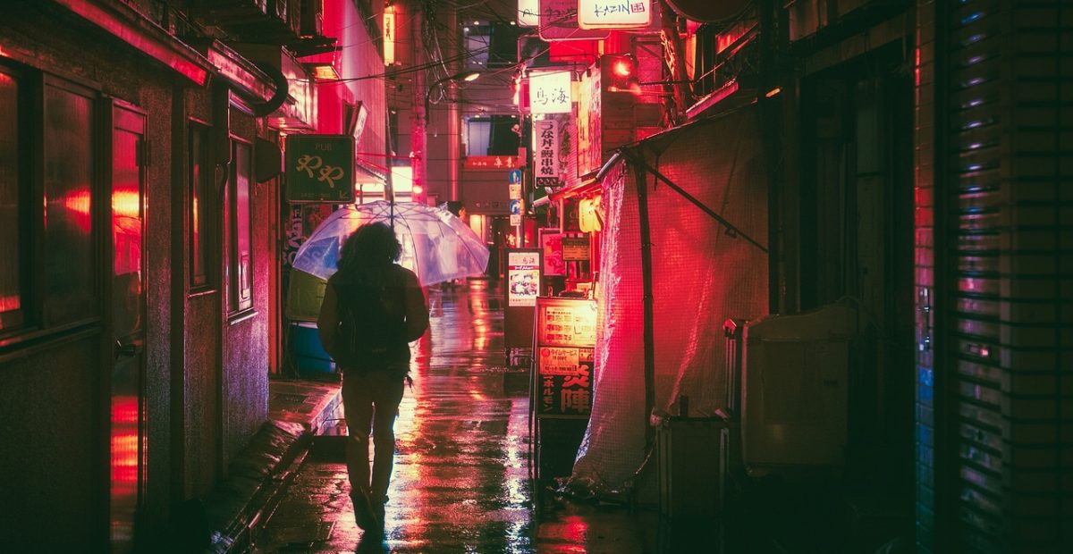 古装庭院夜景中白衣人物持剑背身而立，廊下灯笼暖光与冷蓝夜色形成对比，画面克制含蓄
