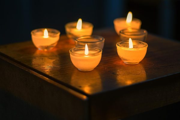 藏锋电视剧群像示意图，议事厅内多人围坐长桌，烛光下神色各异
